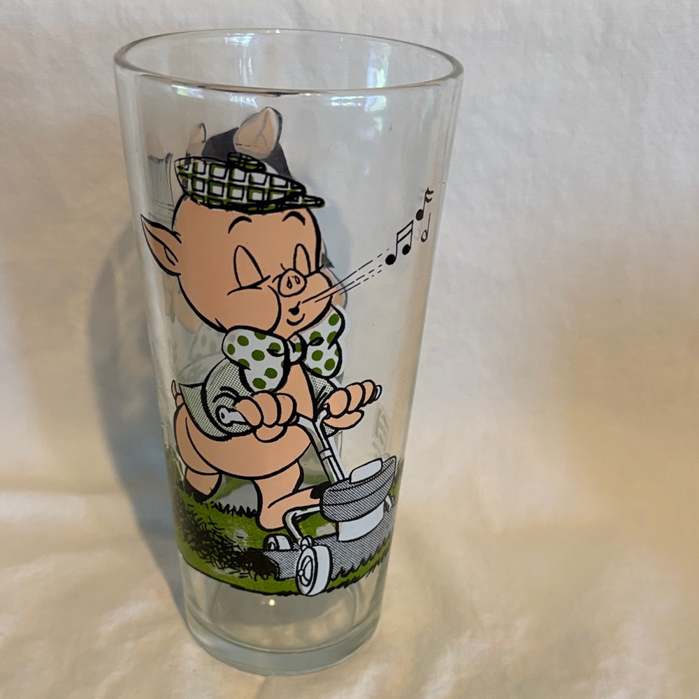 Pepsi Collector Series Glass with porky and Petunia pig 1976